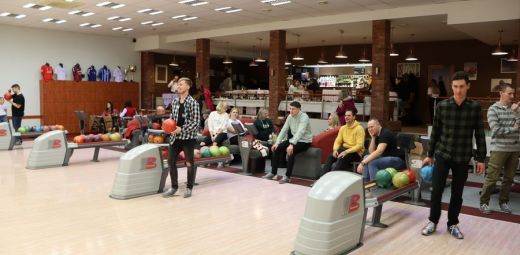 Večierok s bowlingom Večierok s bowlingom