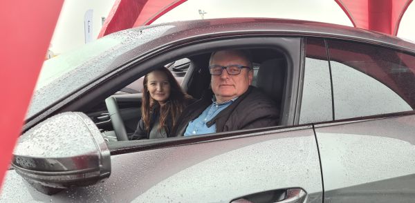 Zákazníci si vyskúšali jazdu na prémiových Audi e-tron vozidlách Zákazníci si vyskúšali jazdu na prémiových Audi e-tron vozidlách
